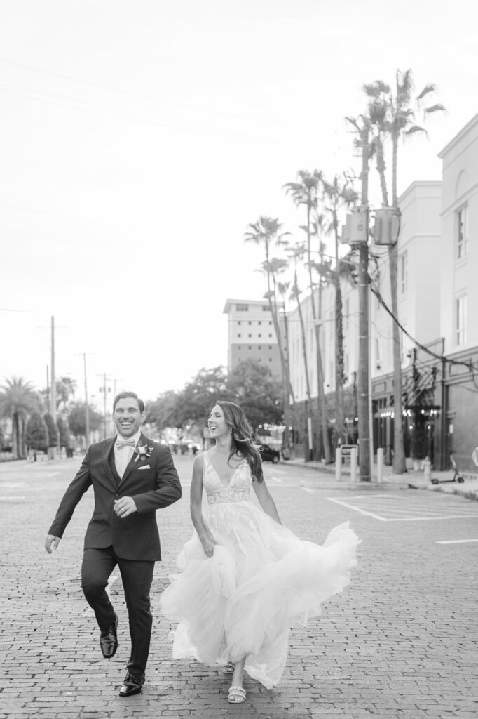 https://stillsbyhernan.com/wp-content/uploads/2022/06/Stills_By_Hernan_Oxford_Exchange_Petite_Elopement_Weddings_Tampa_Florida_Venue_00104-682x1024.jpg